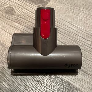 Small attachment to Dyson V8 absolute vacuum.